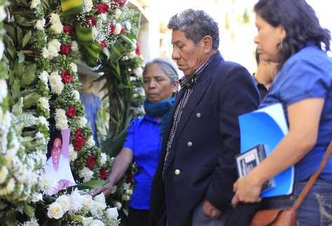 Los padres  de Julio Cotzal Pirir le dan el último adiós en el cementerio La Berbena, zona 7. Inserto, cuando los bomberos lo trasladaban a hospital.
