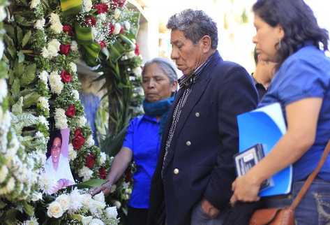Los padres  de Julio Cotzal Pirir le dan el último adiós en el cementerio La Berbena, zona 7. Inserto, cuando los bomberos lo trasladaban a hospital.