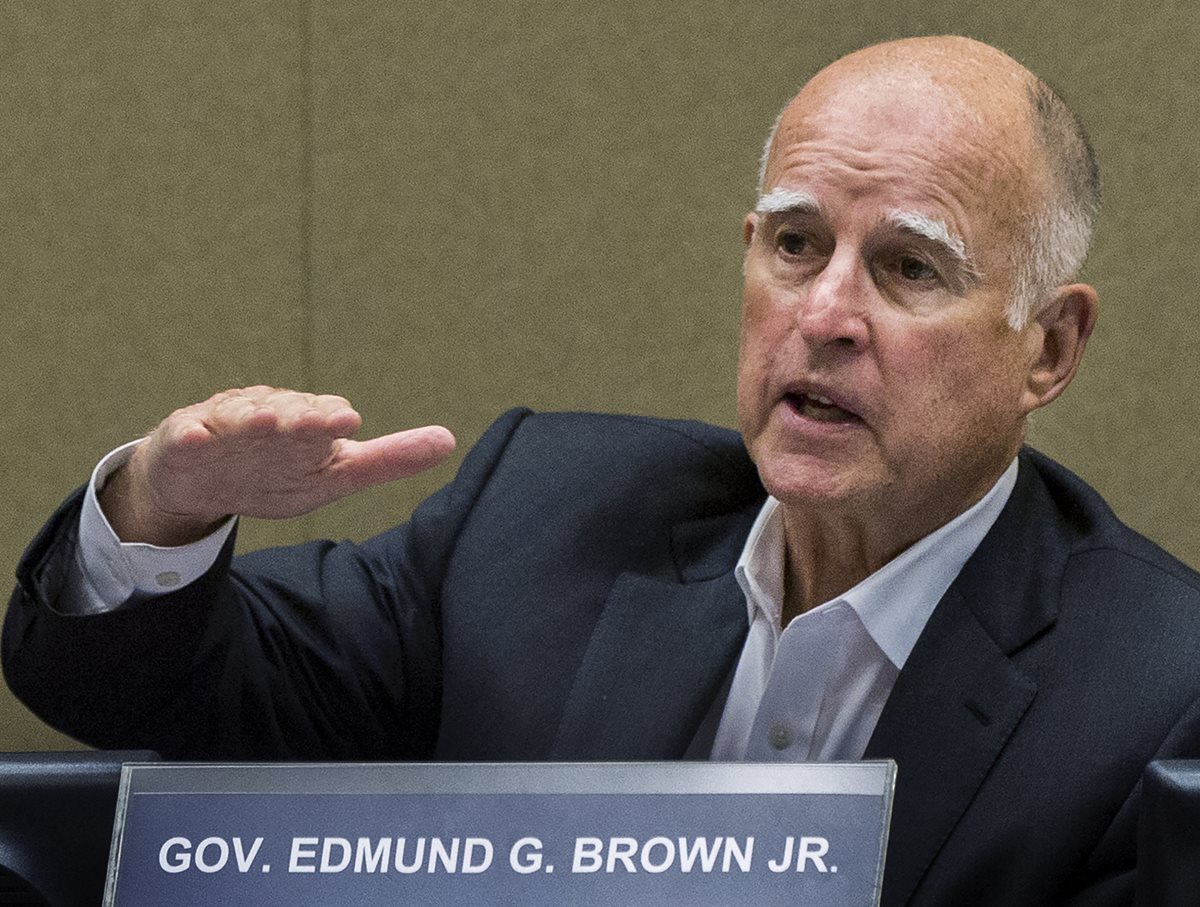 El gobernador de California, Jerry Brown, durante la conferencia de prensa. (Foto Prensa Libre: AP).