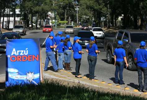 Seguidores de Arzú, promocionan su campaña en las calles de la ciudad. (Foto Prensa Libre: Hugo Navarro)
