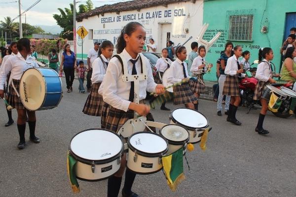 Representaciones escolares también participaron en el desfile de inauguración. (Foto Prensa Libre: Oswaldo Cardona)