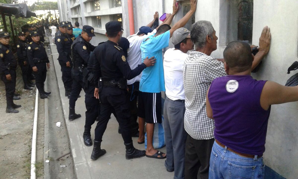 Reos son revisados por agentes de la PNC en cárcel de Puerto Barrios, Izabal. (Foto Prensa Libre: Edwin Perdomo)