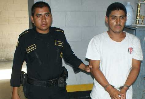 Jorge Esquivel Ramos permanece en la subestación de la PNC en Santa Elena Flores, Petén. (Foto Prensa Libre: Rigoberto Escobar).