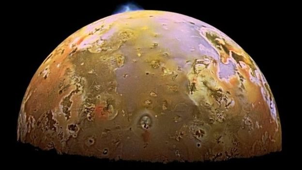 Júpiter jala y estira a la pequeña Io, provocando el calor que alimenta sus volcanes. (NASA/Science Photo Library)