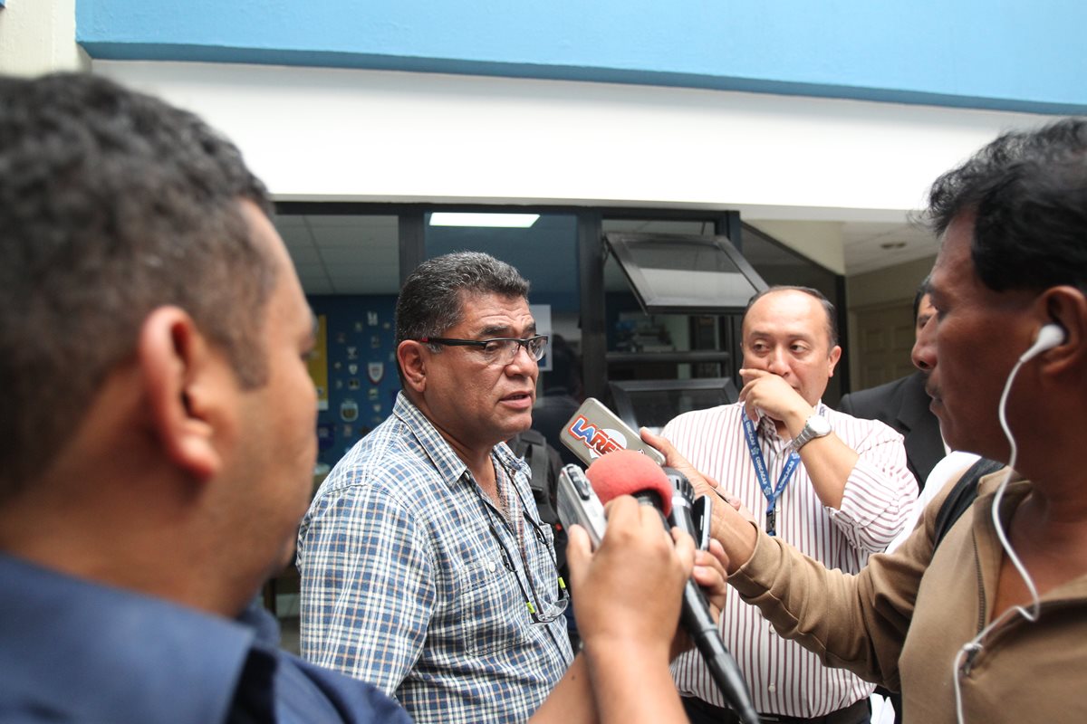 Milton Mendoza, presidente interino de la Fedefut, platica con los medios de comunicación. (Foto Prensa Libre: Edwin Fajardo)