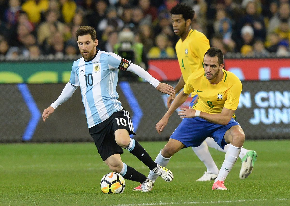 El argentino Lionel Messi, en estos momentos con su selección, podría terminar su carrera con el Barcelona. (Foto Prensa Libre: AFP)