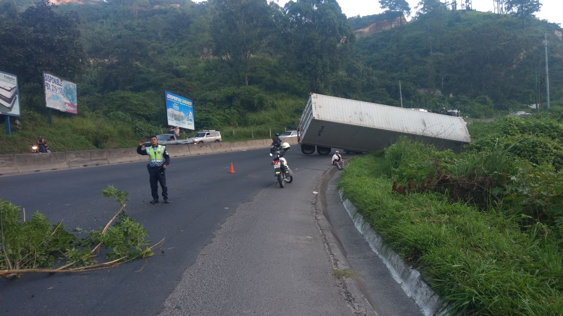 Personal de Tránsito de Villa Nueva coordina la movilización de un tráiler accidentado en el km 25 de la ruta al Pacífico. (Foto Prensa Libre: Dalia Santos)