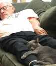 El maestro de español jubilado -conocido como "el abuelito de los gatos"- no puede creer su fama en internet. (SAFE HAVEN PET SANCTUARY)