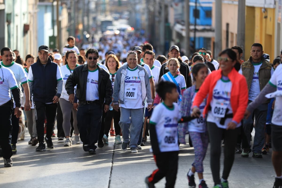 Decenas de personas participan en la carrera-caminata 5K impulsada por el Ministerio Público. (Foto Prensa Libre: Carlos Hernández)