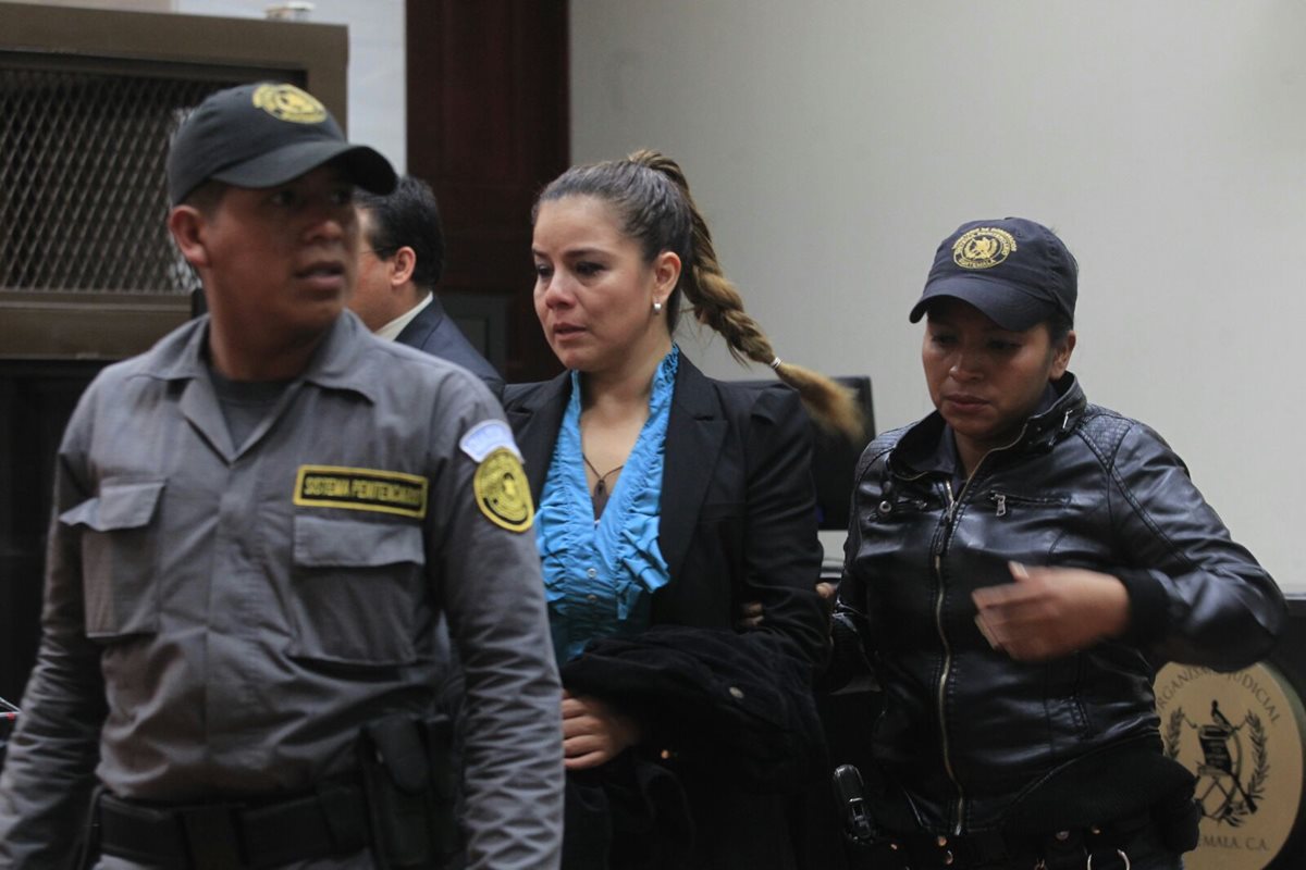 Juez de Mayor Riesgo B, Miguel Ángel Gálvez, ligó a proceso a Claudia Méndez, exintendente de Aduanas. (Foto Prensa Libre: Edwin Bercián)