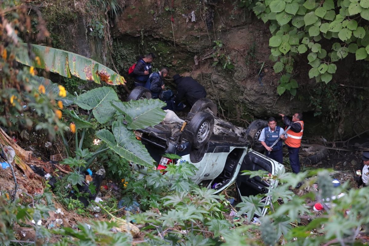 Los ocupantes de un vehículo que cayó a una hondonada fueron rescatados por socorristas, en el km 17 de la ruta Interamericana. (Foto Prensa Libre: Estuardo Paredes)