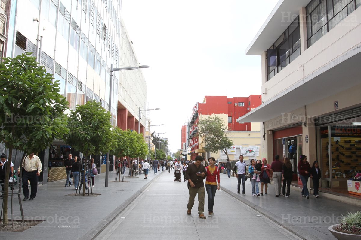 La 6a. avenida busca recobrar su brillos de antaño, pese a los problemas que aquejan a la capital. (Foto: Hemeroteca PL)