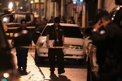 Peritos del Ministerio Público recaban evidencias en la escena del crimen. (Foto Prensa Libre: Paulo Raquec)