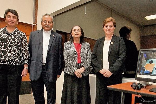 Autoridades de la URL: Georgina  de Jurado, Eduardo Valdés Barría, SJ., rector; Lucrecia de Penedo, e Hilda de Mazariegos. (Foto Prensa Libre: Edwin Castro)