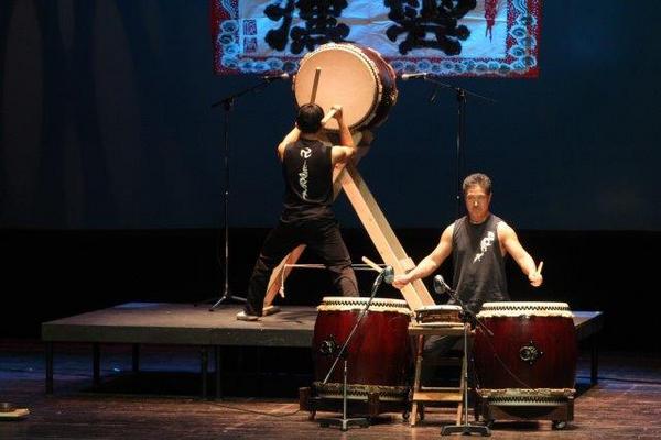 Hiro Kurashima (al frente)  y Akira Barhua interpretan Ritmo de la feria de Chichibu, en el Teatro Nacional.  Foto Prensa Libre: Edwin Castro