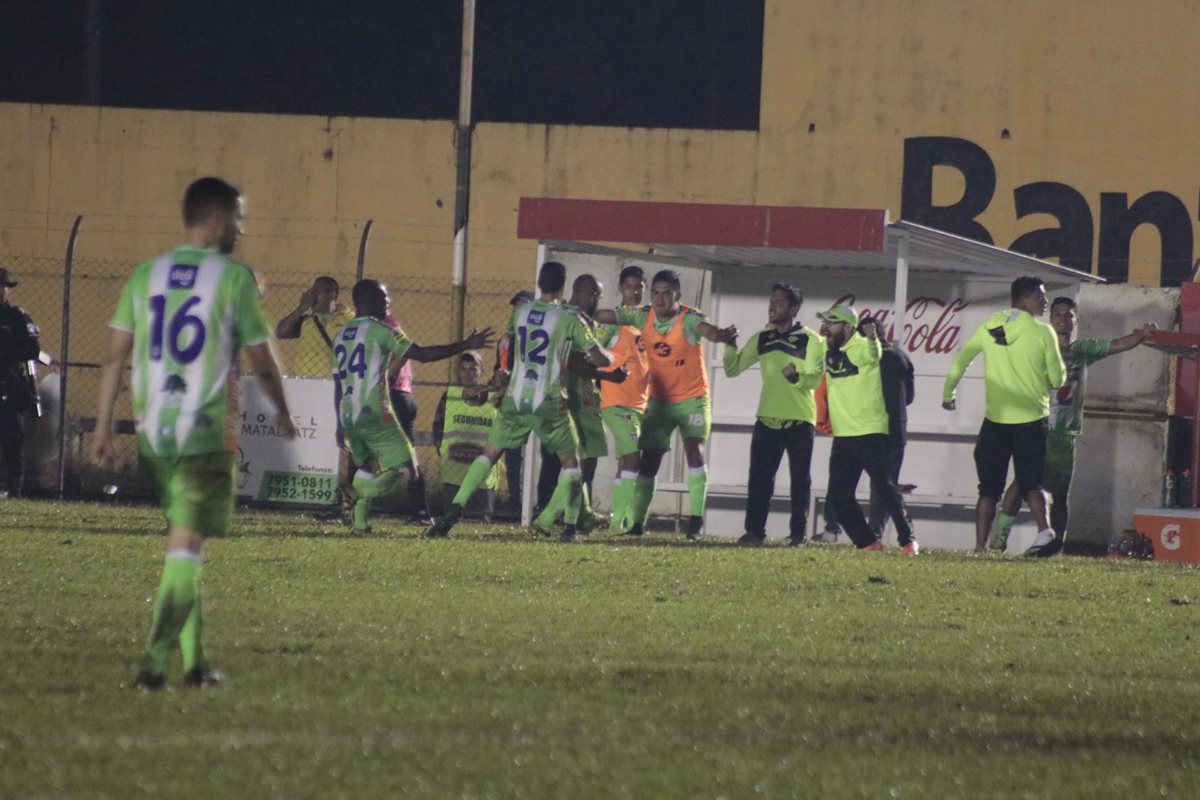 Así festejaron los jugadores de Antigua GFC frente a Cobán Imperial. (Foto Prensa Libre: Eduardo Sam)