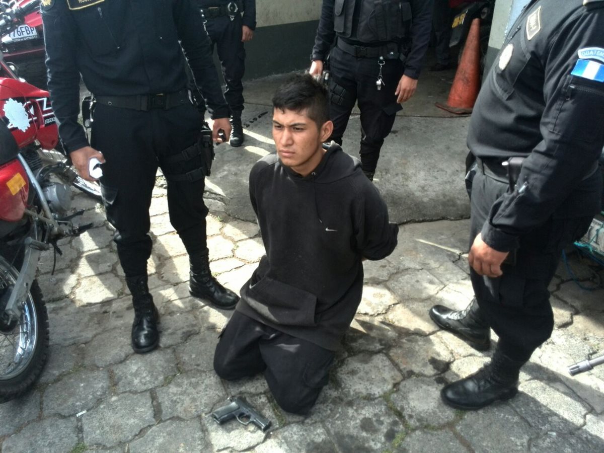 La Policía Nacional Civil capturó a los sospechosos de cometer el ataque armado. (Foto Prensa Libre: E. Paredes)
