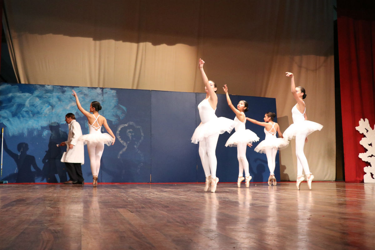 Estudiantes durante la presentación de la danza Alfonsina y el Mar. (Foto Prensa Libre: María José Longo)
