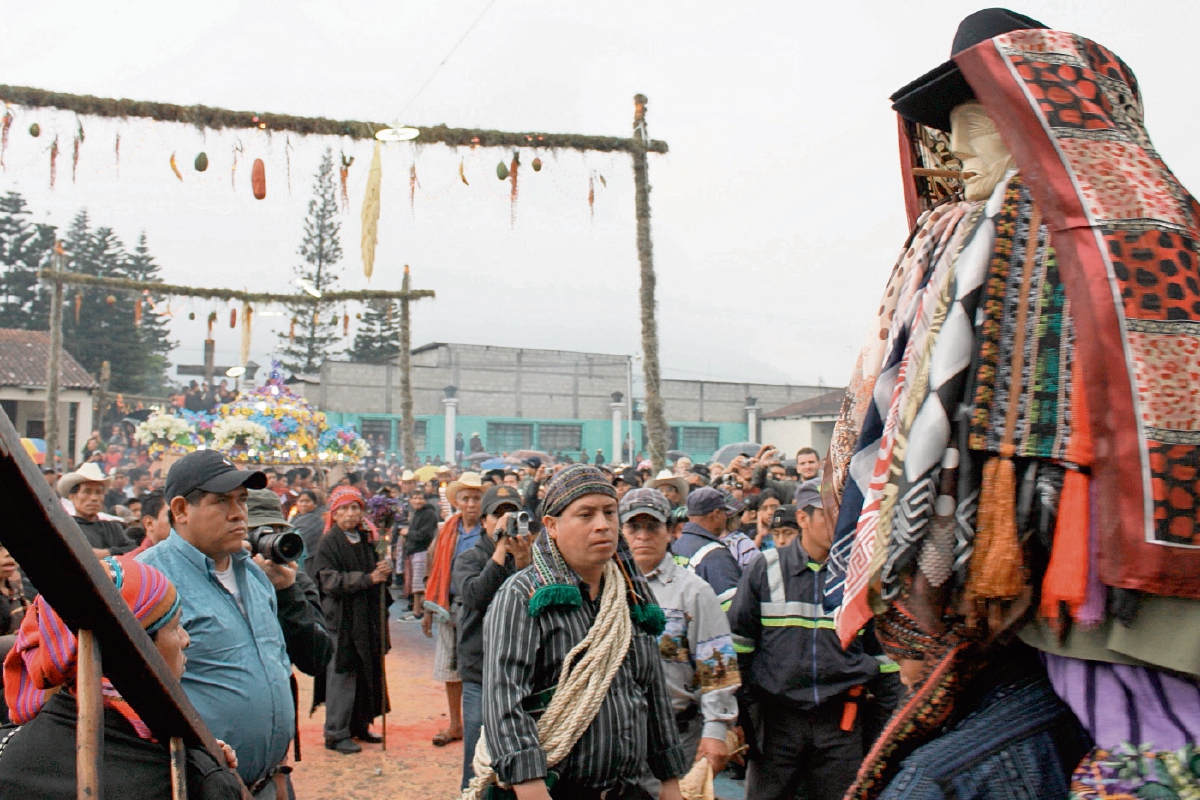 Cofrades preparan la imagen de Maximón para actividades durante la Semana Santa.
