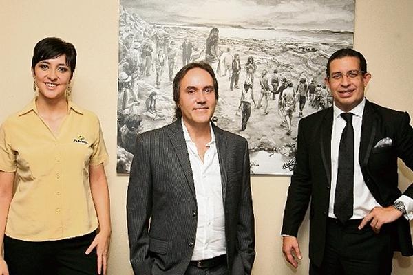Diana Bonilla, de Fundal; Juan Manuel Díaz Puerta,  expositor, y Nelson de Lima, gerente general del Hotel Intercontinental. (Foto Prensa Libre: Edwin Castro)