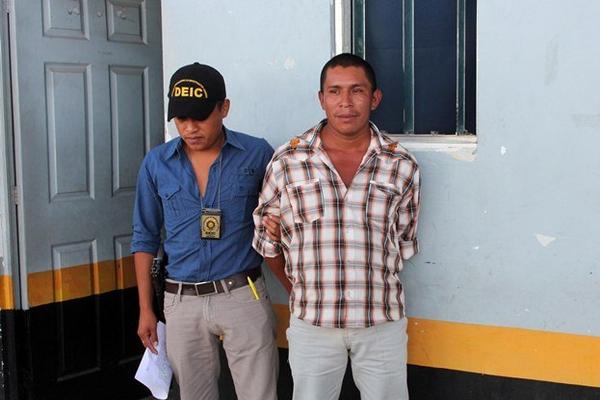 Santos Abel Hernández, sindicado de tres delitos, permanece en la Comisaría 22, en Jalapa. (Foto Prensa Libre: Hugo Oliva)