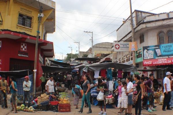 Comerciantes informales ocupan calles de Barberena, debido a que el mercado local es insuficiente. (Foto Prensa Libre: Oswaldo Cardona)  