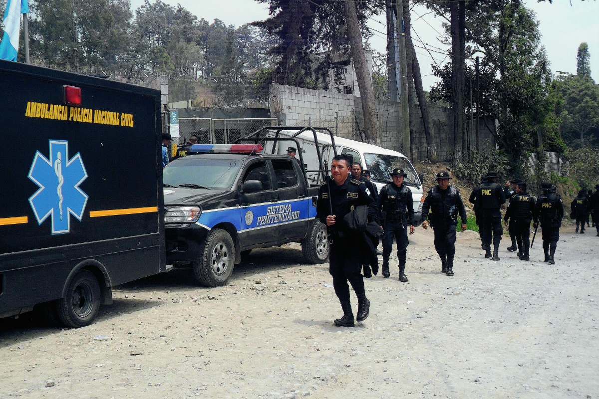 Autoridades refuerzan seguridad en cárcel de Chimaltenango, debido a requisa. (Foto Prensa Libre: José Rosales)