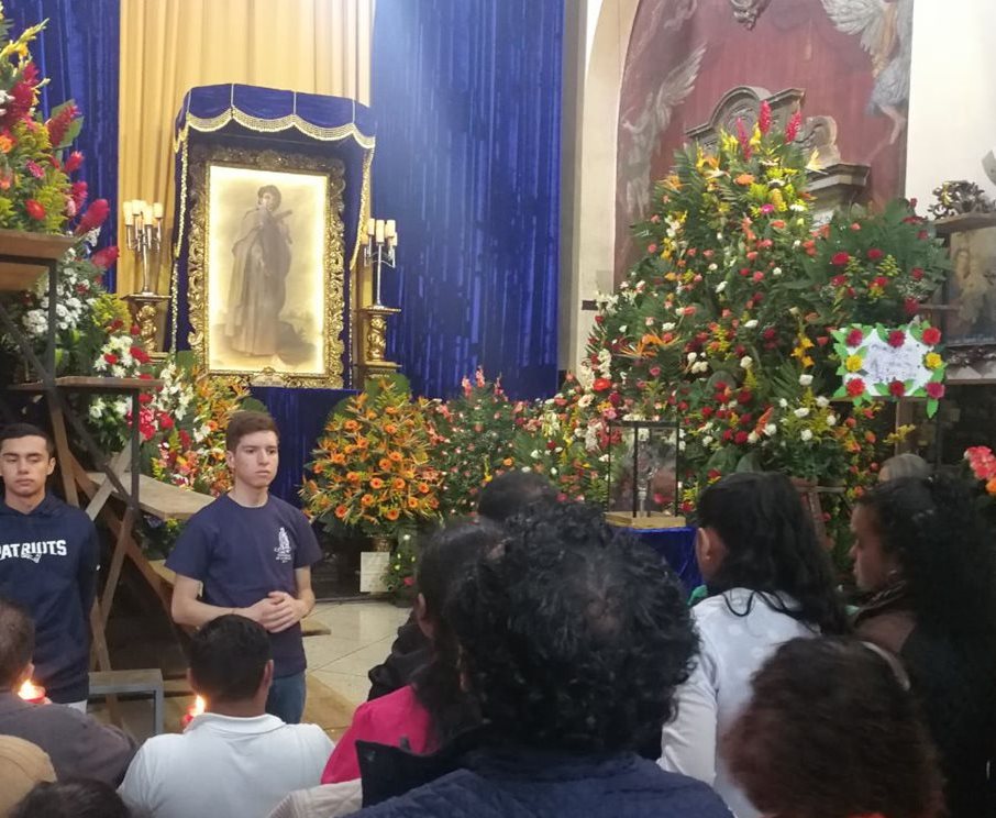 Cientos de devotos visitan la imagen de San Judas Tadeo en la iglesia la Merced. (Foto Prensa Libre: Yanira Alvizurez)