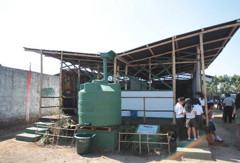 aula semilla, que funciona desde el 2013 en Escuintla. En ella se aprovecha el agua de lluvia, la luz solar, y se construyó con materiales renovables.