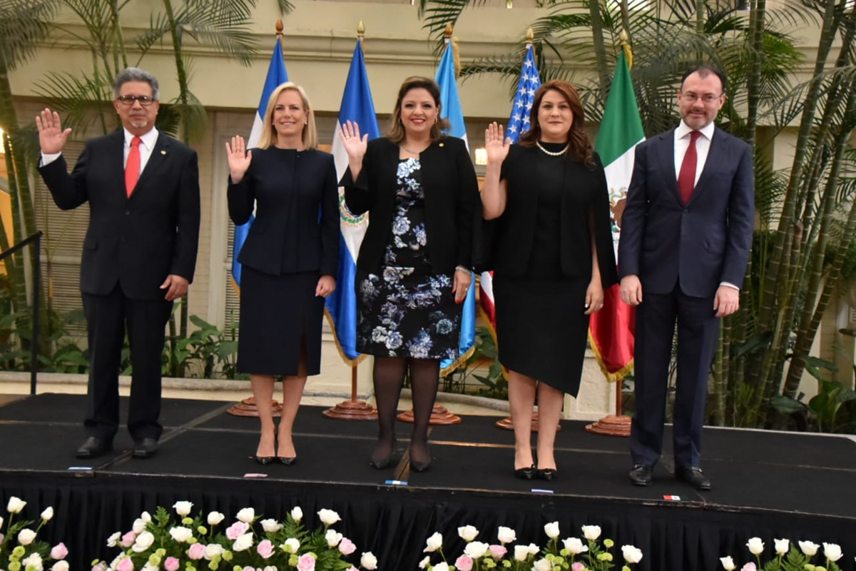 Los cancilleres de Centroamérica y México, en la foto oficial con la secretaria de Seguridad Nacional. (Foto Prensa Libre: Minex)
