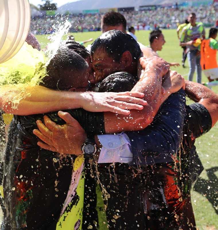 Tapia recibe el tradicional baño de bebida hidratante al finalizar el partido en el estadio Pensativo. (Foto Prensa Libre: Eddy Recinos)
