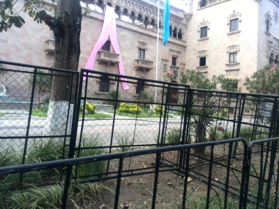 Barricadas fueron colocadas frente al Ministerio de Gobernación. (Foto Prensa Libre: Jerson Ramos)