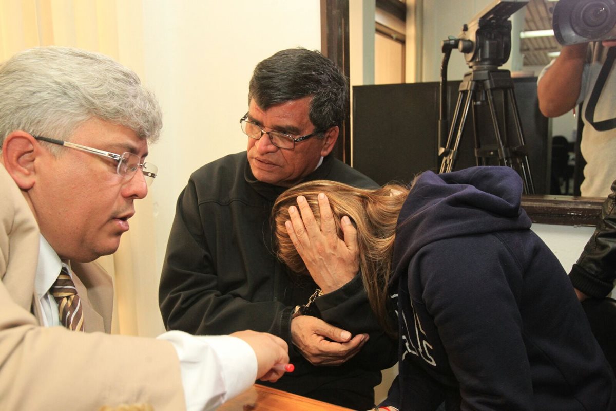 Arnoldo Medrano y su sobrina Manuela Osorio fueron ligados a proceso. (Foto Prensa Libre: Estuardo Paredes)