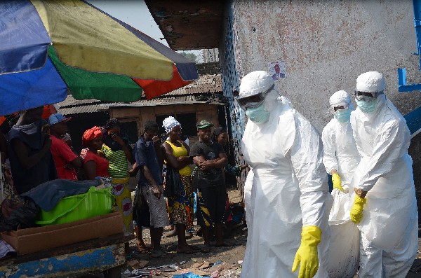 Trabajadores de la Cruz Roja llevan el cuerpo de una persona que murió por Ébola.(AFP).