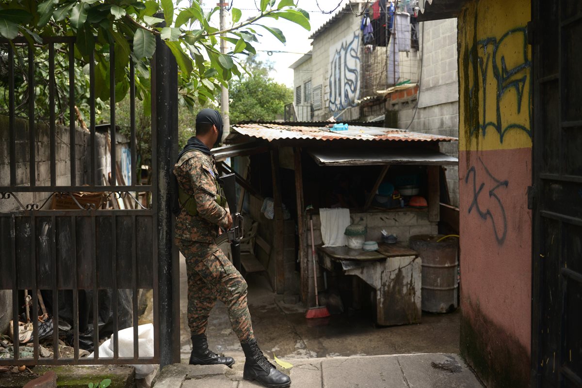 Un integrante del Ejército de El Salvador vigila una zona asedidada por las pandillas en ese país. (Foto Prensa Libre: AFP).