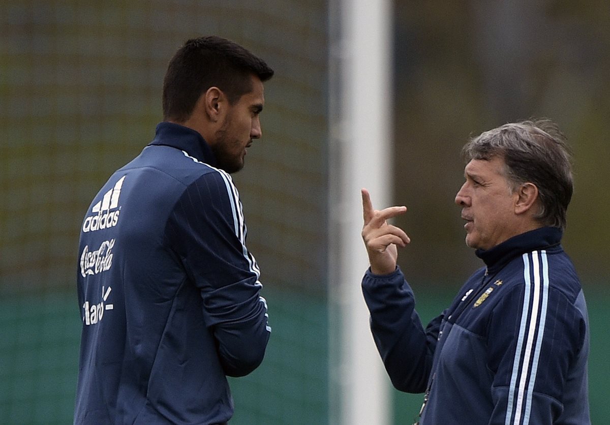 Gerardo Martino afina la estrategia con Sergio Romero en su inicio de la eliminatoria a Rusia 2018. (Foto Prensa Libre: AFP)