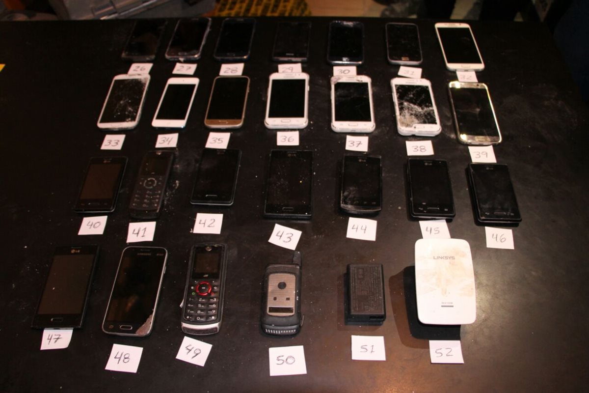 Celulares y lista con posibles víctimas fueron localizados en las cárceles. (Foto Prensa Libre: PNC)