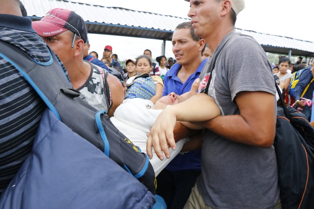 En la mañana se pudo observar hacinamiento en el puente Dr. Rodolfo Robles, lo que provocó desmayo a migrantes. (Foto Prensa Libre: Rolando Miranda)