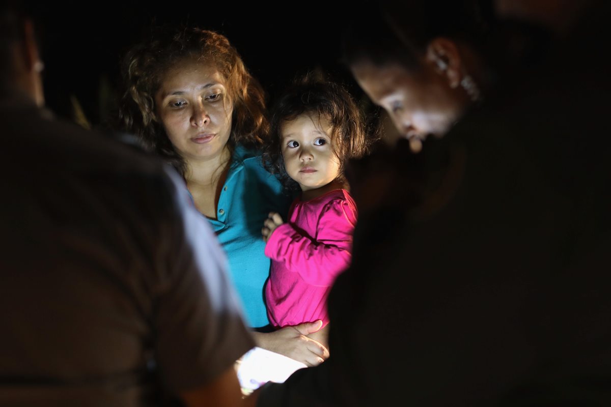 Un grupo de solicitantes de asilo centroamericanos llegan a la frontera entre Estados Unidos y México en McAllen, Texas.(AFP)