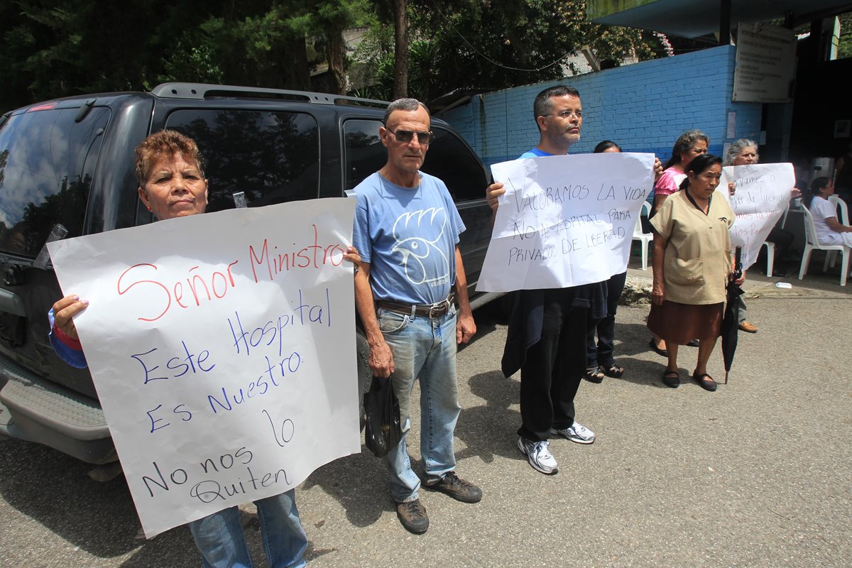 Trabajadores del Hospital de Salud Mental, Federico Mora, protestan por la decisión de instalar en ese lugar una clínica para atender a privados de libertad. (Foto Prensa Libre: Hemeroteca PL)