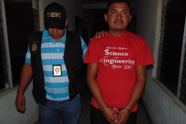 Julio César Ixcoy Román, de 28 años, fue capturado en Malacatancito,  Huehuetenango, señalado de violación. (Foto Prensa Libre: Mike Castillo)