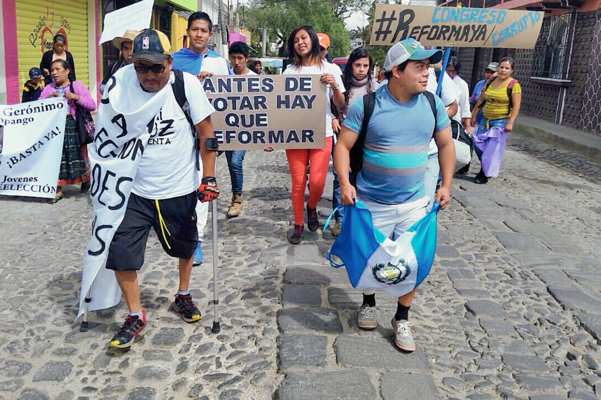 Caminantes salen de Sumpango para exigir cambios en el país. (Foto Prensa Libre: Miguel López)