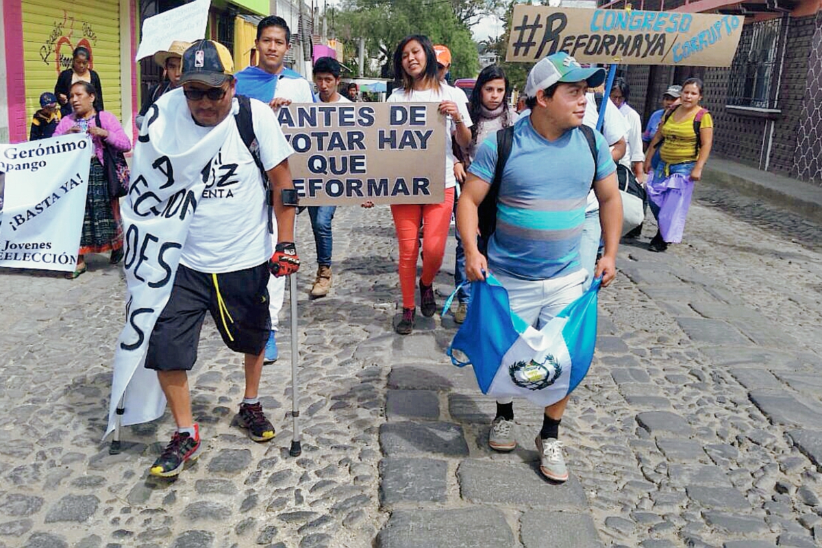 Jóvenes caminantes se dirigen a la capital para exigir reformas