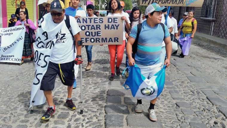 Caminantes salen de Sumpango para exigir cambios en el país. (Foto Prensa Libre: Miguel López)