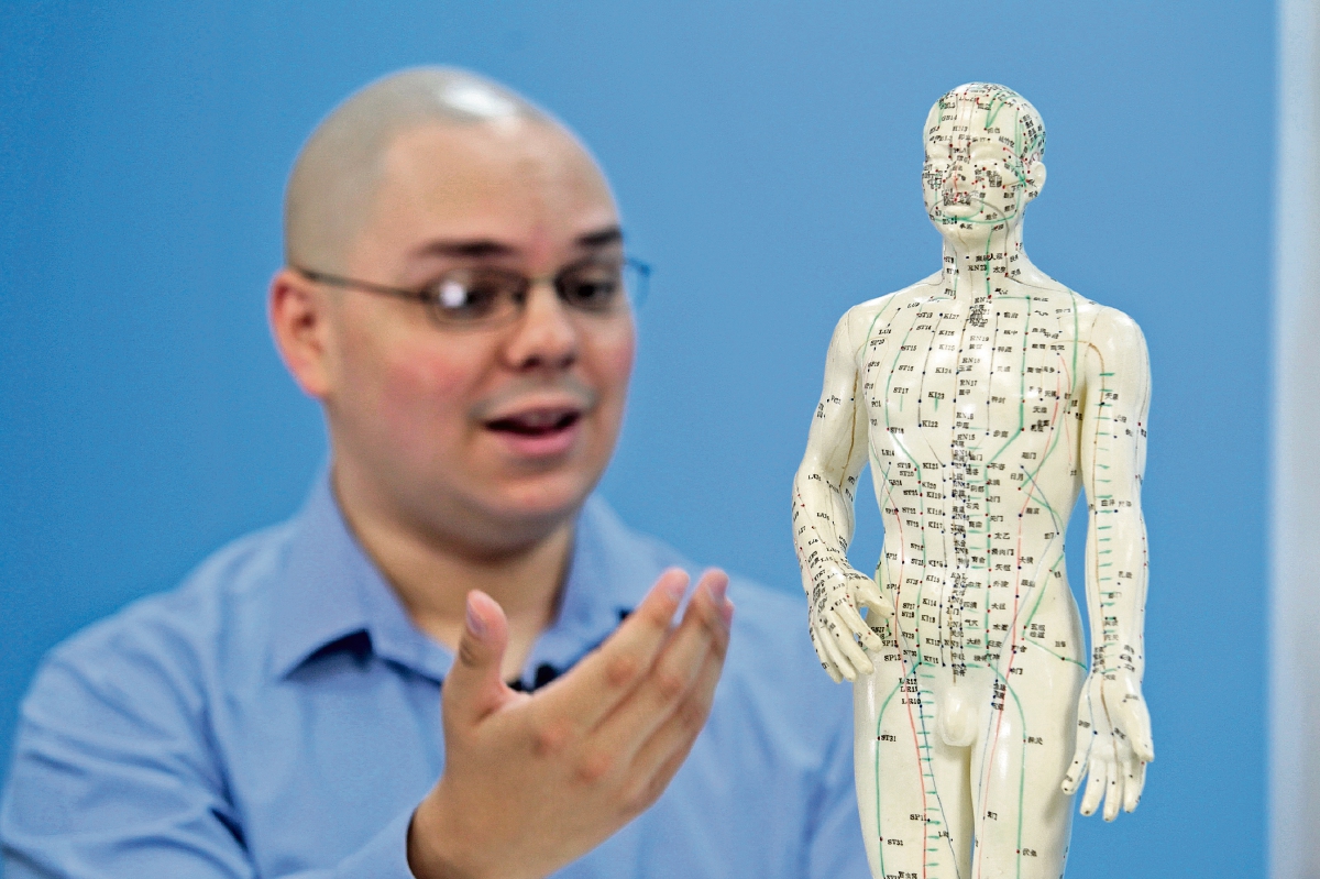 Mario González explica que en el organismo hay un mapa de canales energéticos que, al estimularlos, equilibran la energía del cuerpo. (Foto Prensa Libre: Óscar Rivas)