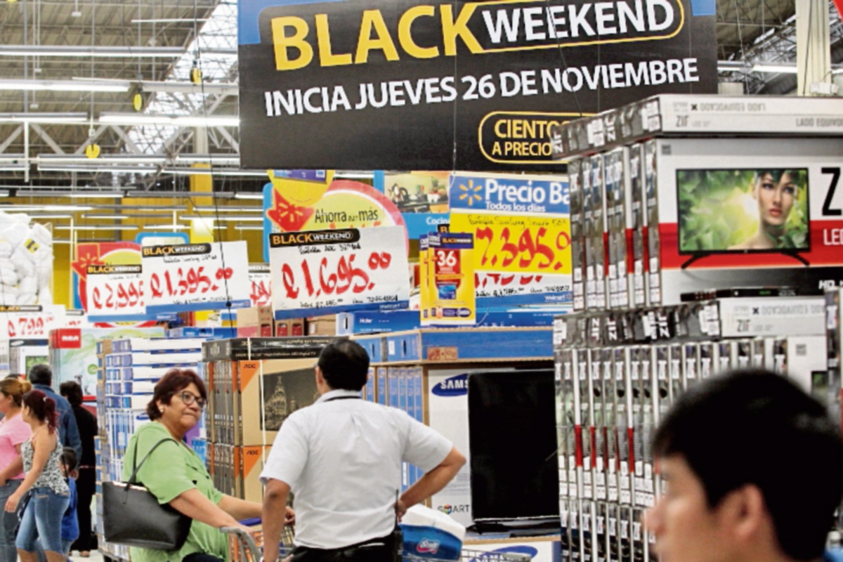 El primer día del fin de semana de ofertas atrajo a numerosos clientes.(Foto Prensa Libre: Edwin Bercián)