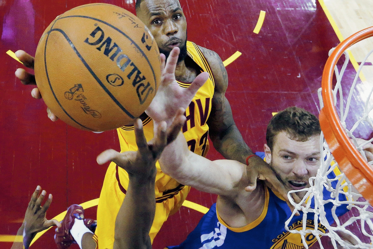 La serie está cerrada entre los Cavaliers y los Warriors, este domingo se jugará el quinto duelo de la serie final. (Foto Prensa Libre: AFP)