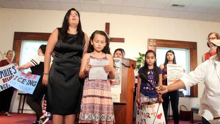 Juana Luz Tobar es una guatemalteca que reside de forma ilegal en Carolina del Norte, EE.UU., y busca refugio en una iglesia. (Foto Prensa Libre: EFE)