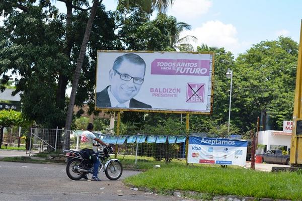 Propaganda sin retirar en Retalhuleu (Foto Prensa Libre: Jorge Tizol)