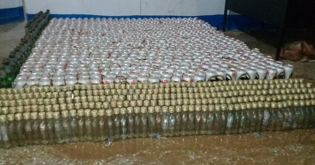 Botellas de licor y latas de cerveza escondían los reos en la Granja de Rehabilitación Canadá. (Foto Prensa Libre: Cortesía SP)